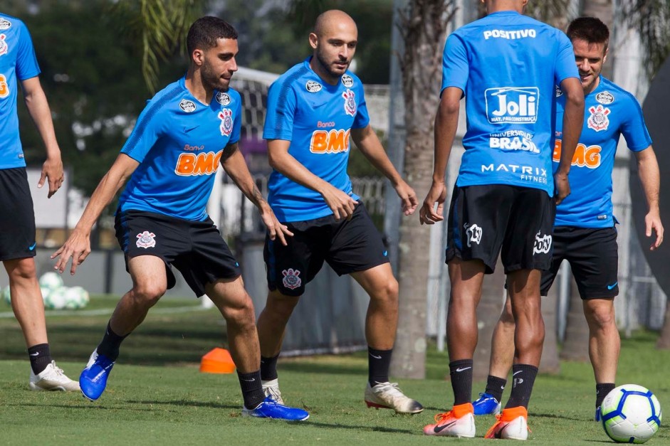 Gabriel, Régis e Ramiro durante o último treino do Corinthians antes de enfrentar a Chapecoense