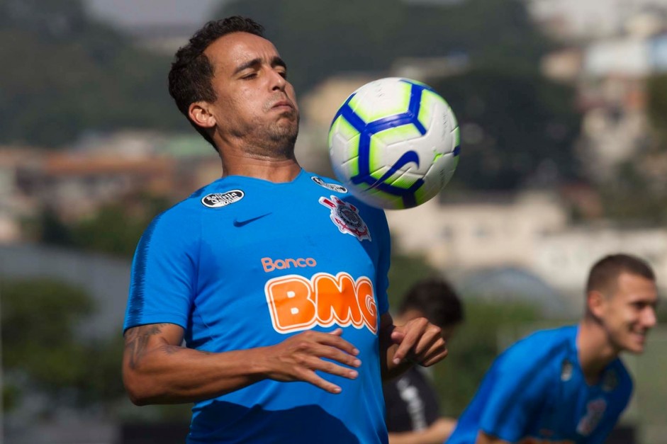 Jadson durante última atividade antes do jogo contra a Chapecoense