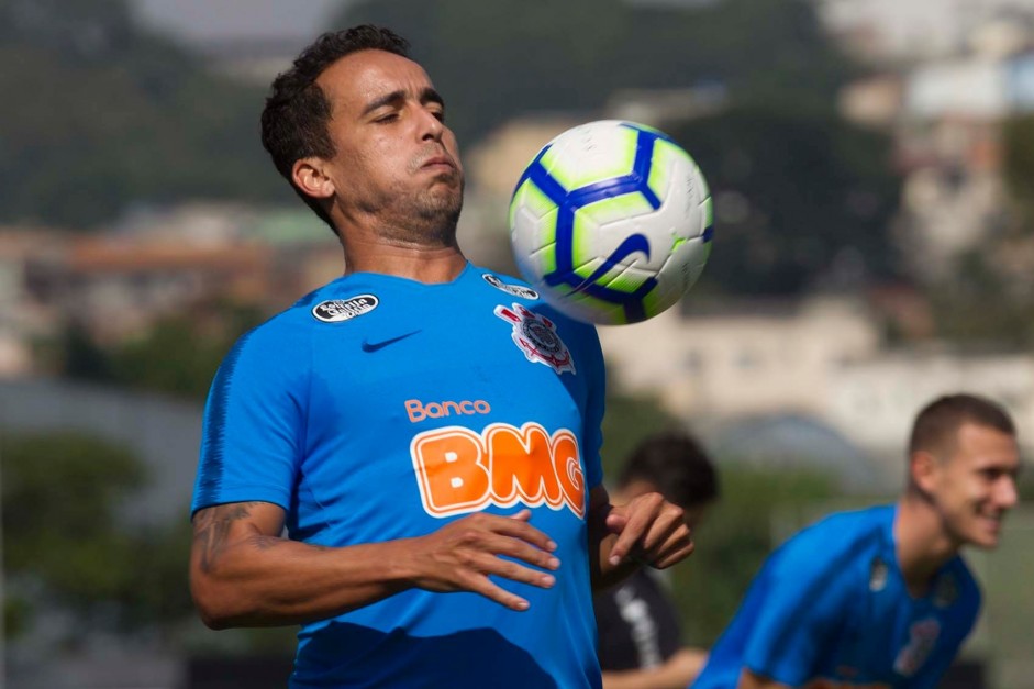 Jadson durante ltima atividade antes do jogo contra a Chapecoense