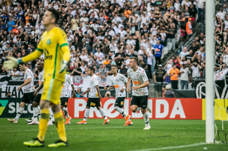 Jogadores comemorando o gol de Carlos Augusto, pelo Brasileiro, na Arena Corinthians