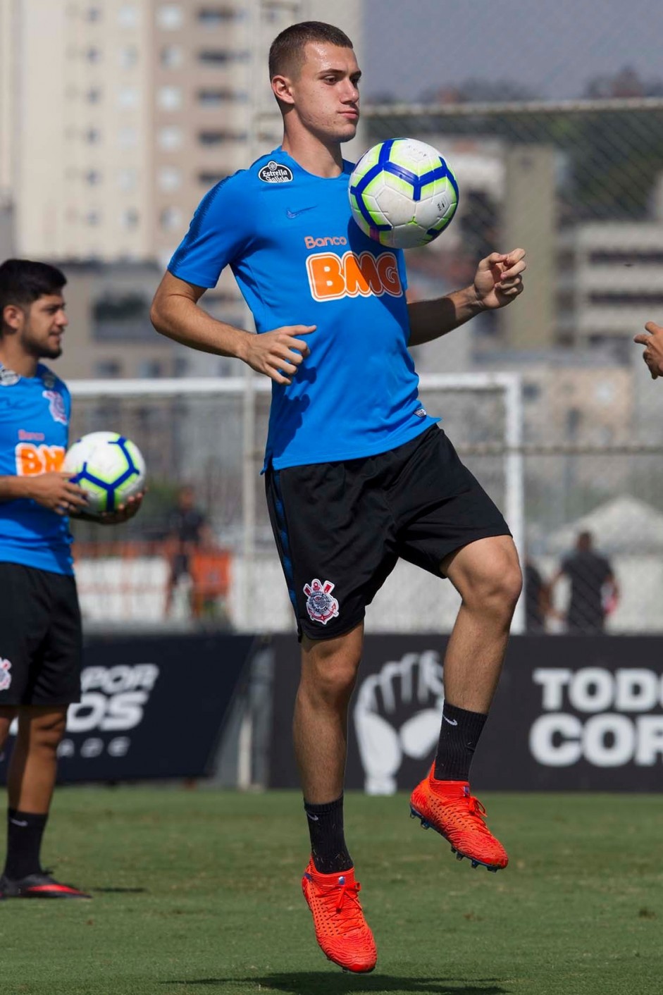 Lucas Piton durante o último treino do Corinthians antes de enfrentar a Chapecoense