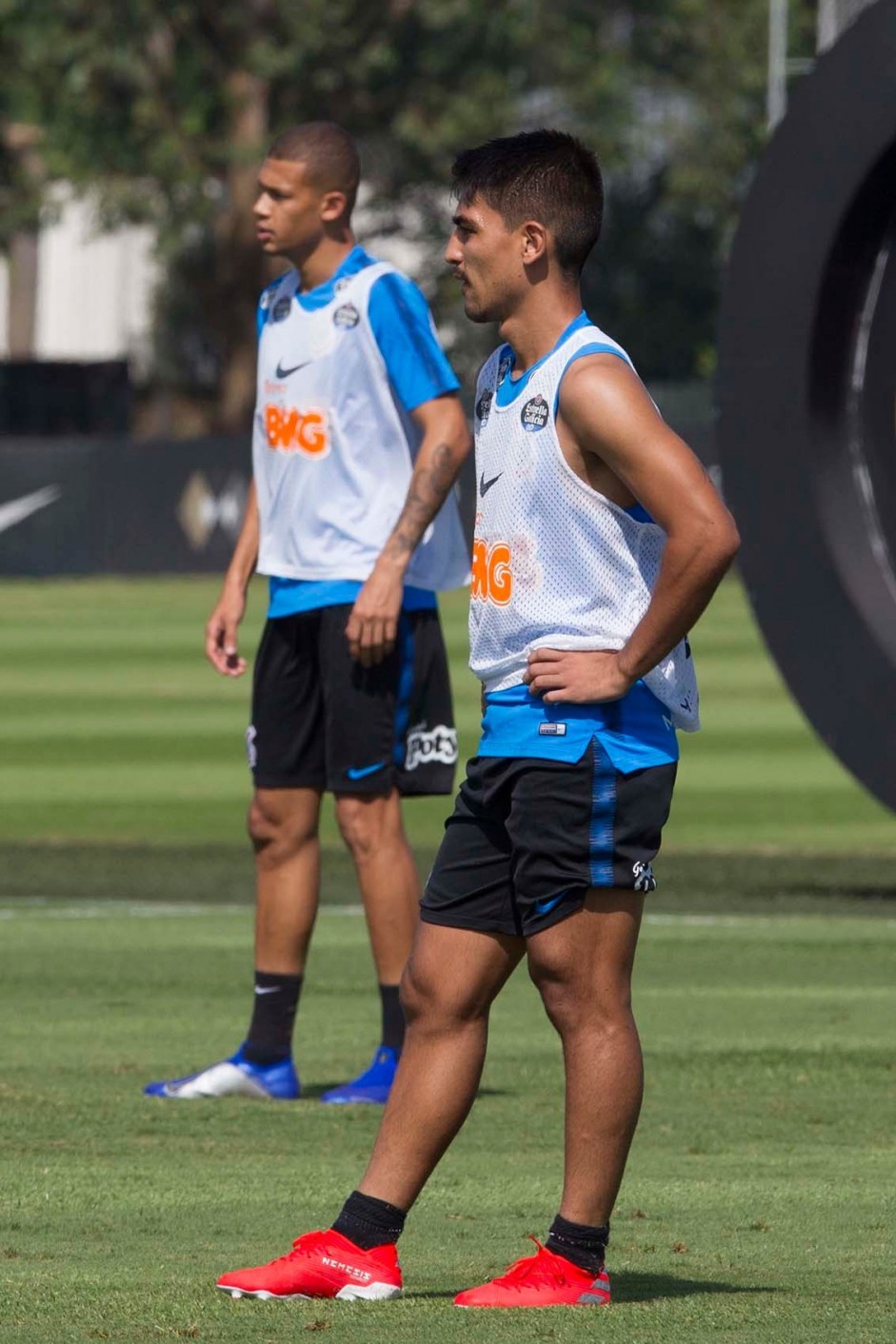 Oya e João Victor durante o último treino do Corinthians antes de enfrentar a Chapecoense