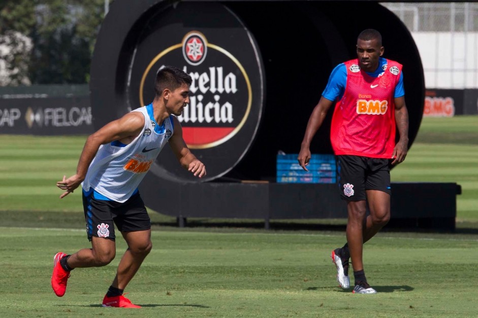 Oya e Marllon durante o ltimo treino do Corinthians antes de enfrentar a Chapecoense