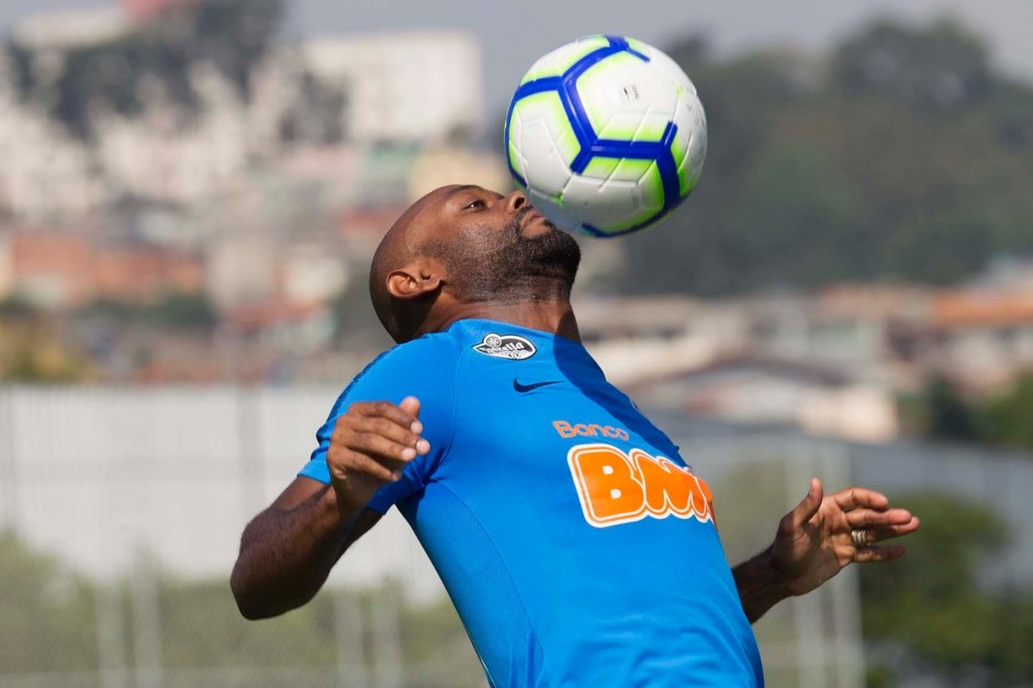 Vagner Love durante o último treino do Corinthians antes de enfrentar a Chapecoense