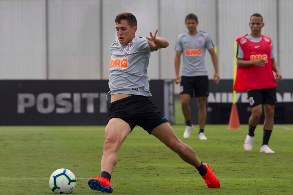 Vital treinou como titular no esboço de escalação do Corinthians contra o Grêmio