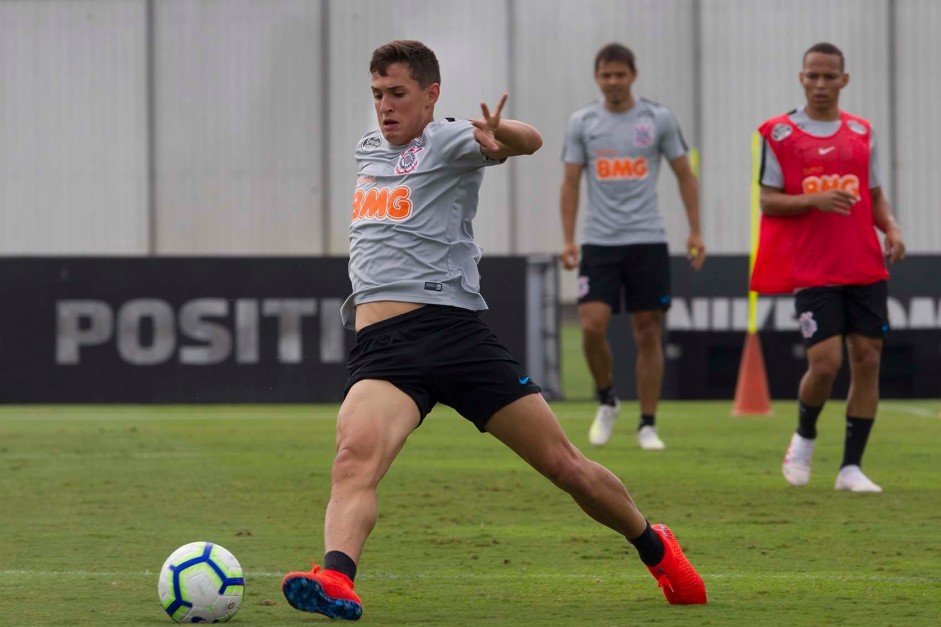 Vital treinou como titular no esboço de escalação do Corinthians contra o Grêmio Vital treinou como titular no esboço de escalação do Corinthians contra o Grêmio