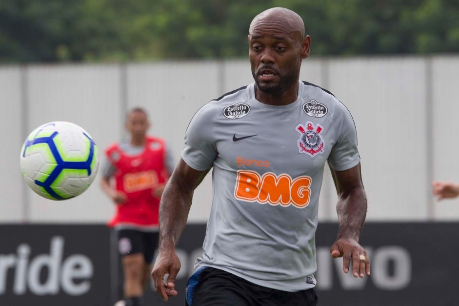 Vagner Love no treinamento desta quinta-feira no CT Joaquim Grava