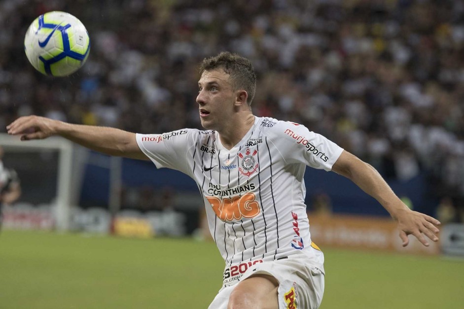 Carlos Augusto foi titular na partida contra o Vasco, pelo Brasileirão 2019