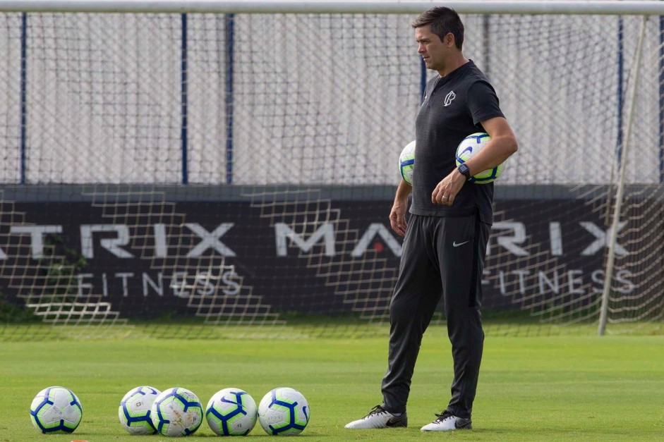 Cuca no jogo-treino entre Corinthians profissional e Sub-23 no CT Joaquim Grava