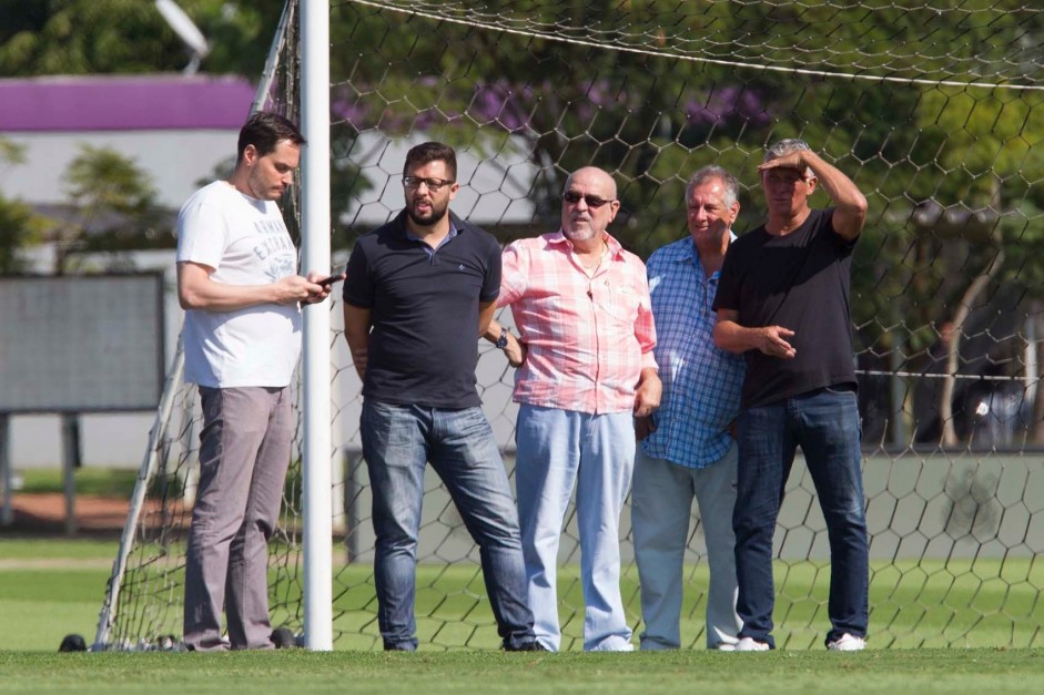 Dirigentes do Corinthians assistem jogo-treino entre o profissional e sub-23