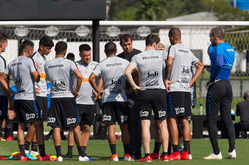 Elenco reunido no jogo-treino entre Corinthians profissional e Sub-23 no CT Joaquim Grava