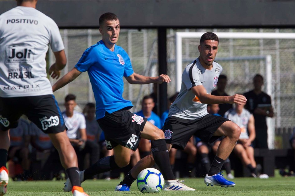 Rodrigo e Gabriel no jogo-treino entre Corinthians profissional e Sub-23 no CT Joaquim Grava