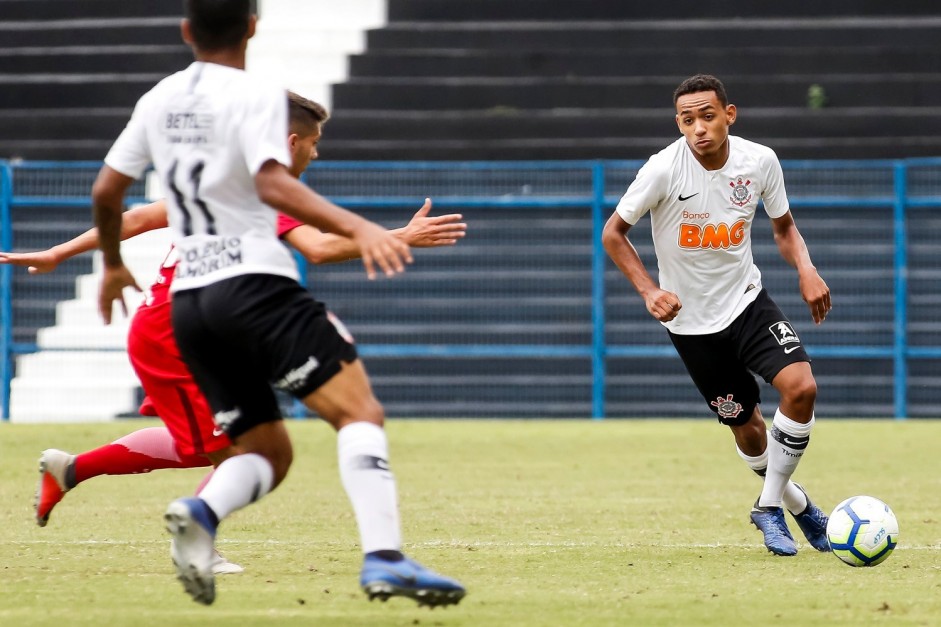 Arthur jogando pelo Corinthians no empate com o Internacional pelo Campeonato Brasileiro Sub-17