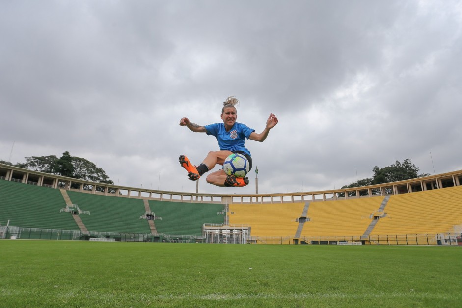 Cacau em bela foto durante o treino do Corinthians Futebol Feminino