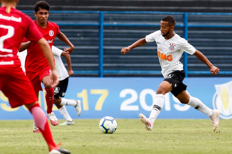 David jogando pelo Corinthians no empate com o Internacional pelo Campeonato Brasileiro Sub-17