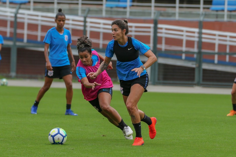 Grazi e Gabi no treinamento do Corinthians Futebol Feminino desta terça-feira