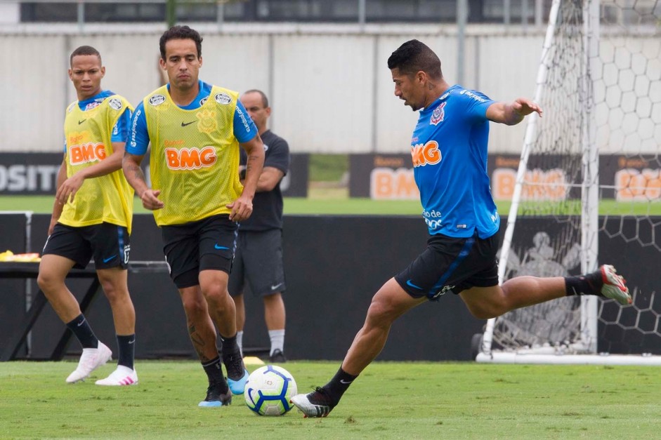Jadson e Ralf perderam espao em 2019, mas ainda possuem mais um ano de contrato com o Corinthians