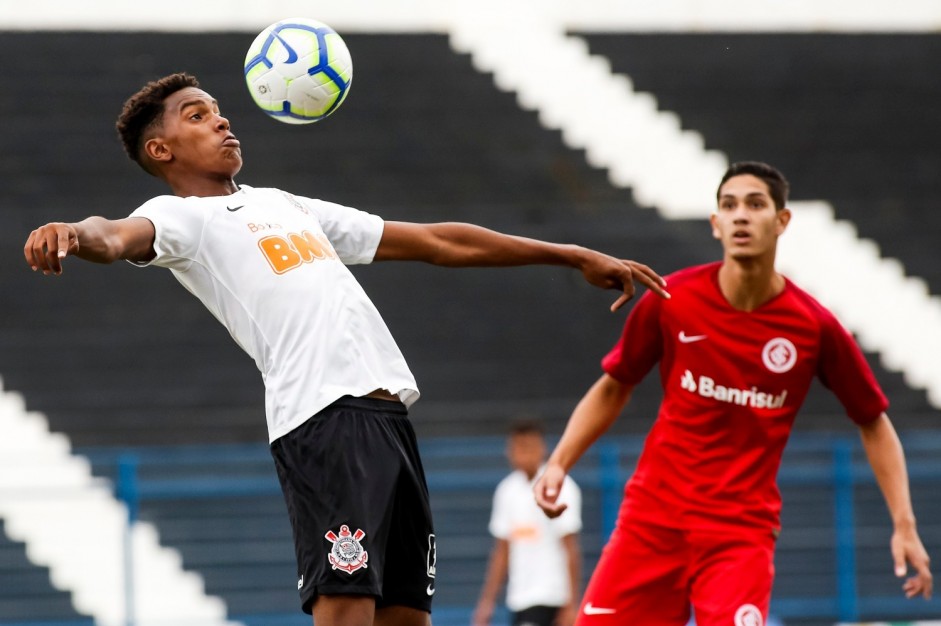 Julio Henrique jogando pelo Corinthians no empate com o Internacional pelo Brasileiro Sub-17
