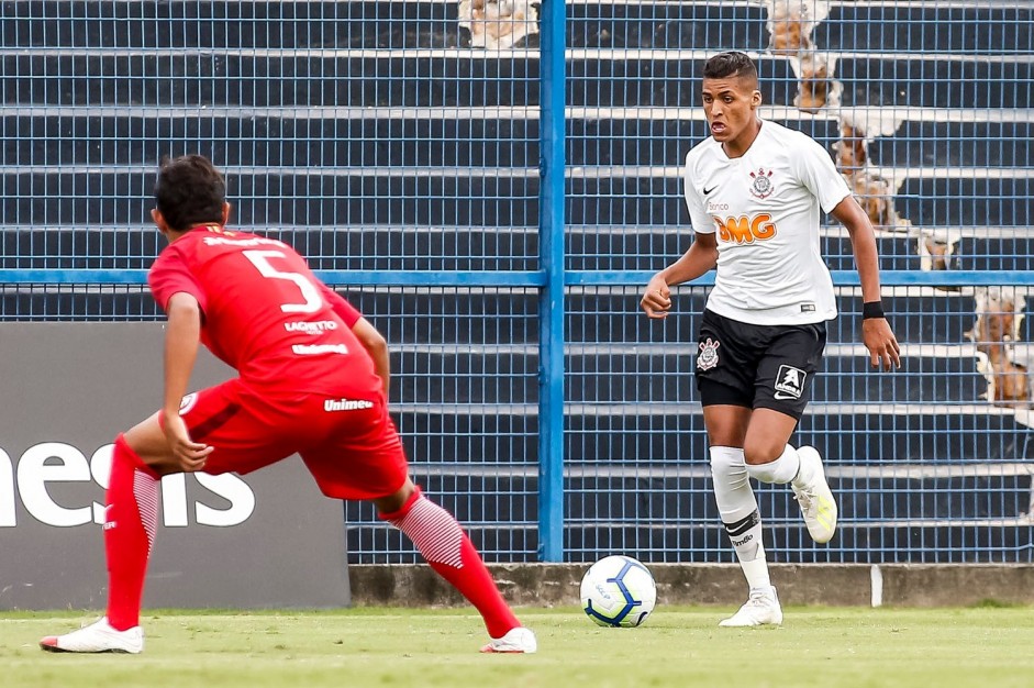 Pedro Henrique jogando pelo Corinthians no empate com o ...