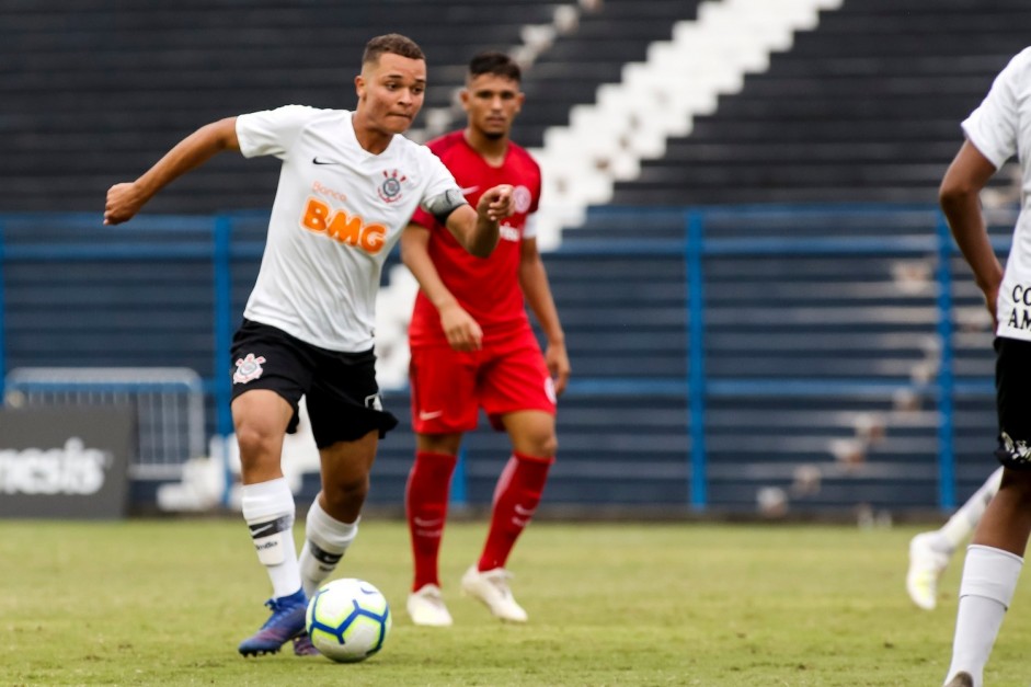 Riquelme jogando pelo Corinthians no empate com o Internacional pelo Campeonato Brasileiro Sub-17
