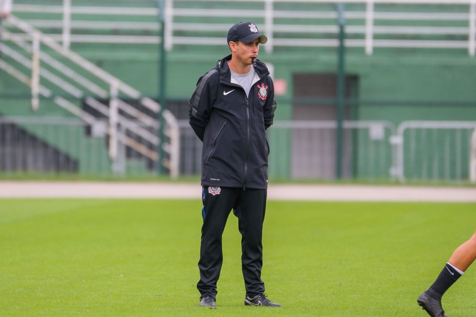 Rodrigo Iglesias comandou o treino do Corinthians Futebol Feminino desta terça-feira