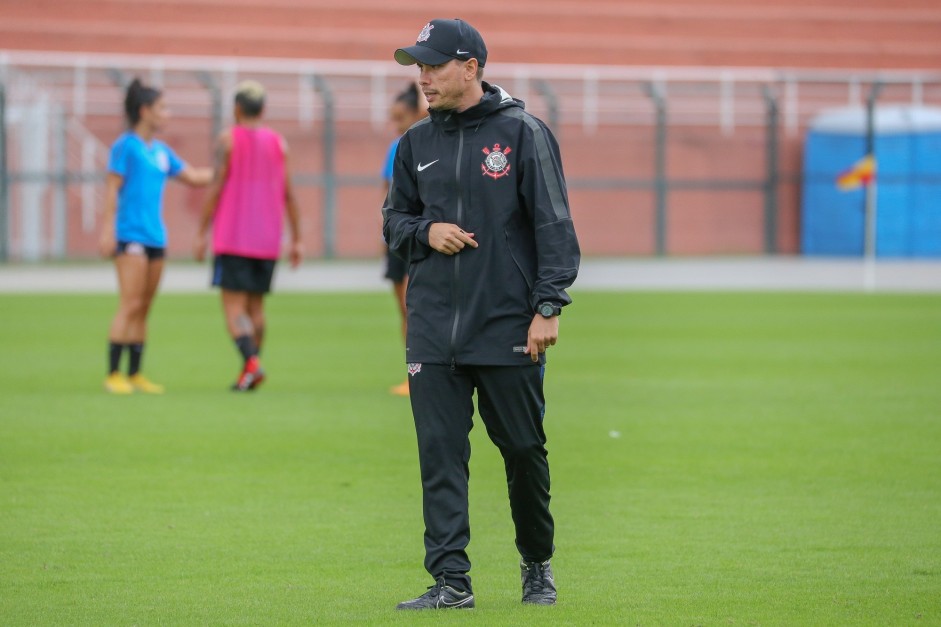Técnico Rodrigo no treinamento do Corinthians Futebol Feminino desta terça-feira