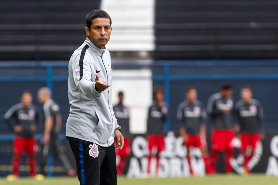 Treinador Gustavo Almeida comandou o Corinthians no empate contra o Internacional, pelo Sub-17