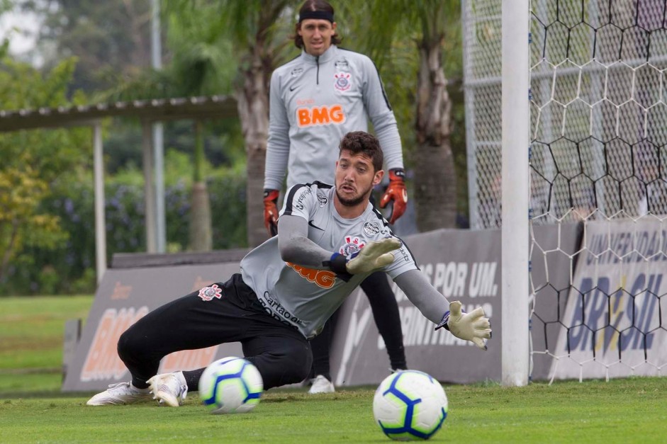 Caíque França e Cássio treinam para enfrentar o Grêmio