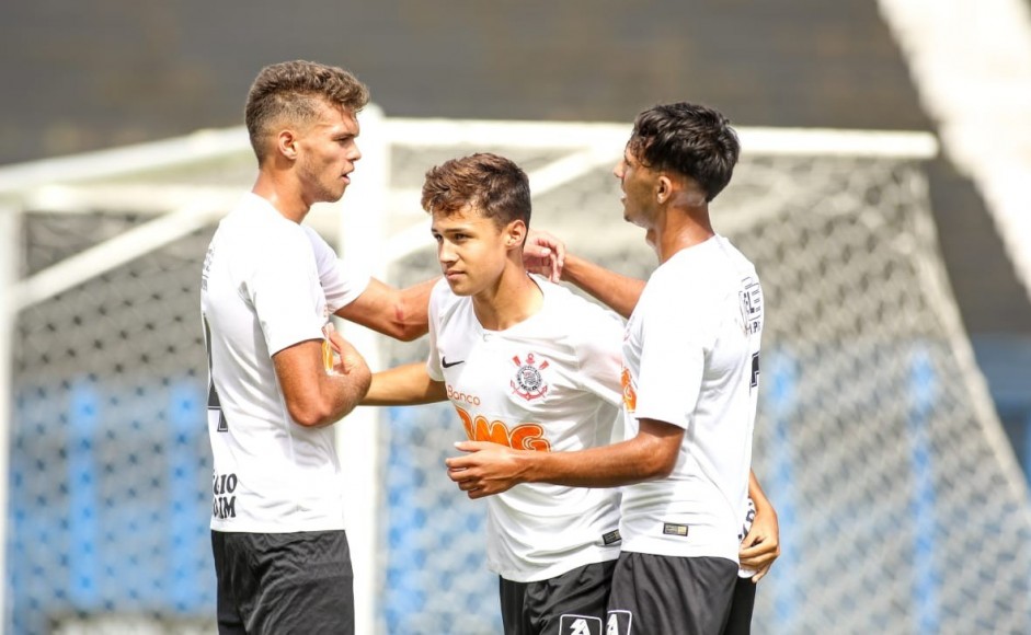 Matheus Andrade comemora seu gol contra o So Caetano, pelo Paulista Sub-17