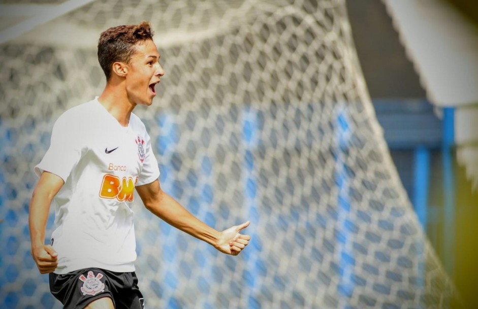 Matheus Andrade marcou dois gols contra o So Caetano pelo Paulista Sub-17