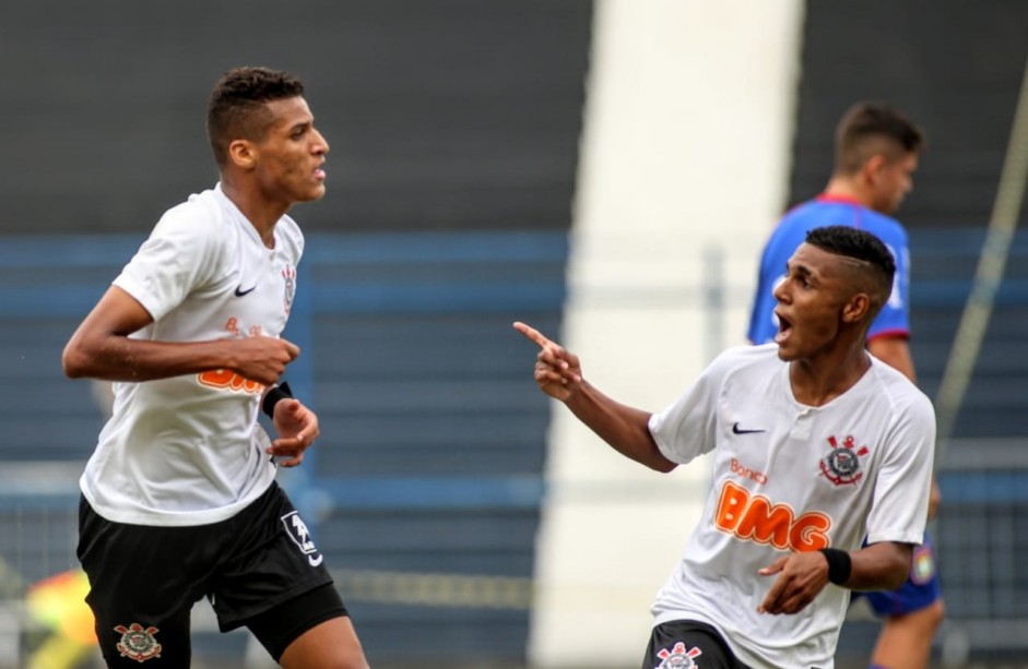 Rodrigo Varanda e Gabriel comemorando gol contra o So Caetano, pelo Sub-17
