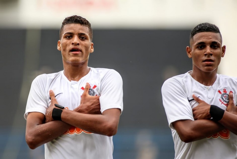 Rodrigo Varanda e Gabriel durante jogo contra o So Caetano, pelo Paulista Sub-17