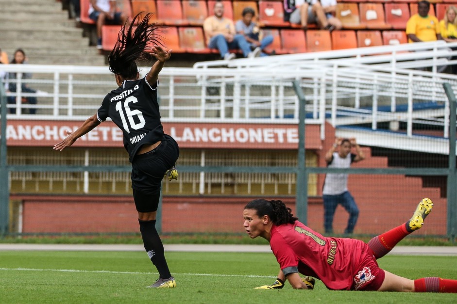 Bela imagem de Adriana contra a goleira do Santos, pelo Paulisto Feminino
