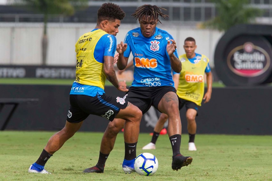 Jnior Urso e Matheus Jesus no treinamento de hoje no CT Joaquim Grava