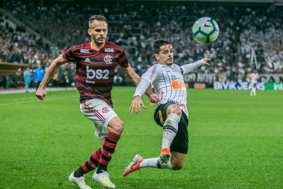 Lateral Fagner em disputa de bola no jogo contra o Flamengo, pela Copa do Brasil