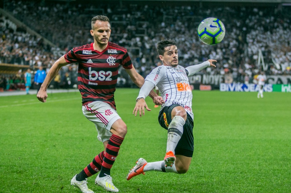Lateral Fagner em disputa de bola no jogo contra o ...