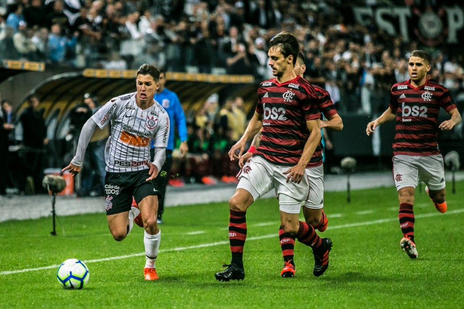Mateus Vital em jogada contra o Flamengo, pela Copa do Brasil 2019