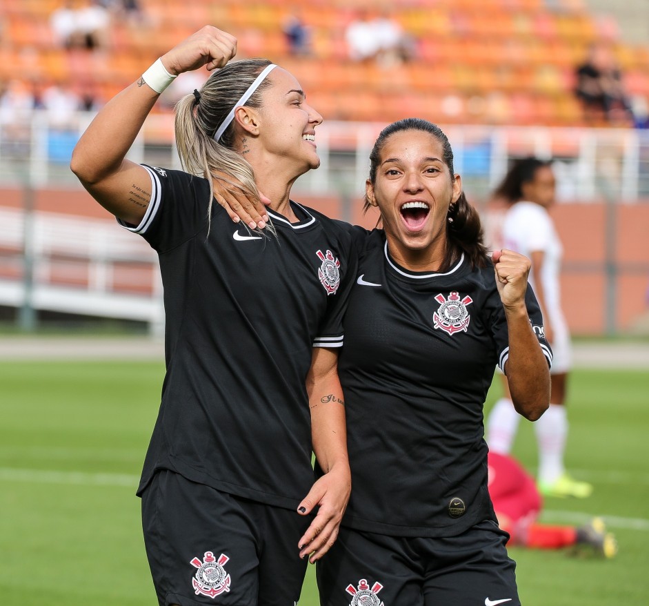 Millene comemora com Giovanna Crivelari gol contra o Santos, pelo Paulista Feminino