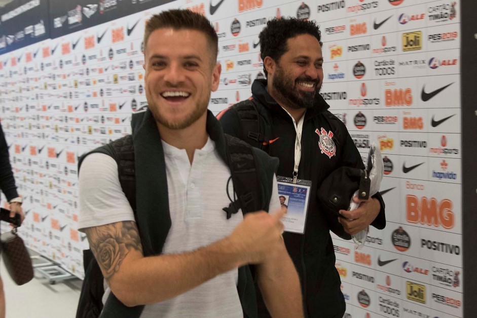 Ramiro e fisioterapeuta chegando  Arena Corinthians para enfrentar o Flamengo, pela Copa do Brasil