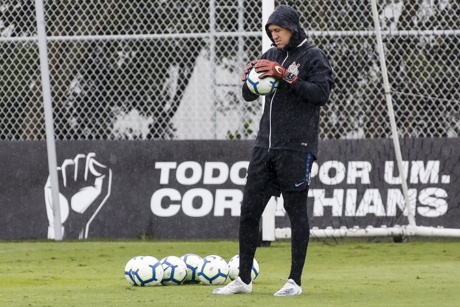 Cssio na manh chuvosa de treino do Corinthians