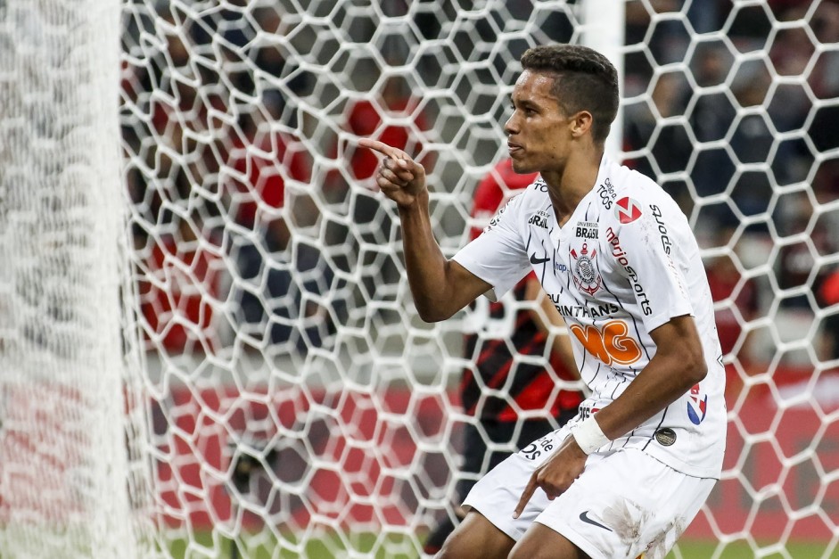 Pedrinho feliz com seu gol contra o Athletico Paranaense