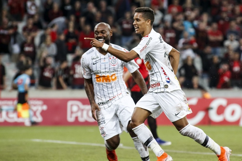 Love e Pedrinho comemorando o gol do garoto contra o Athletico Paranaense