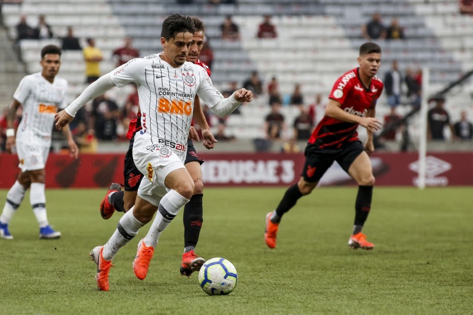 Fagner durante jogo contra o Athletico Paranaense, pelo Campeonato Brasileiro