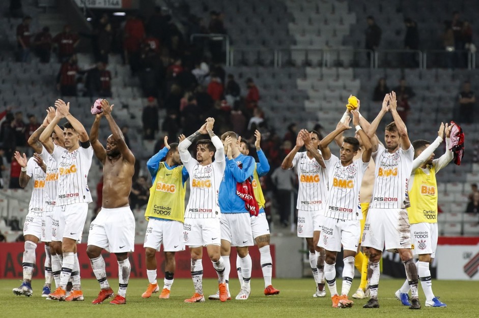 Elenco corinthiano agradece à torcida durante vitória contra o Athletico Paranaense