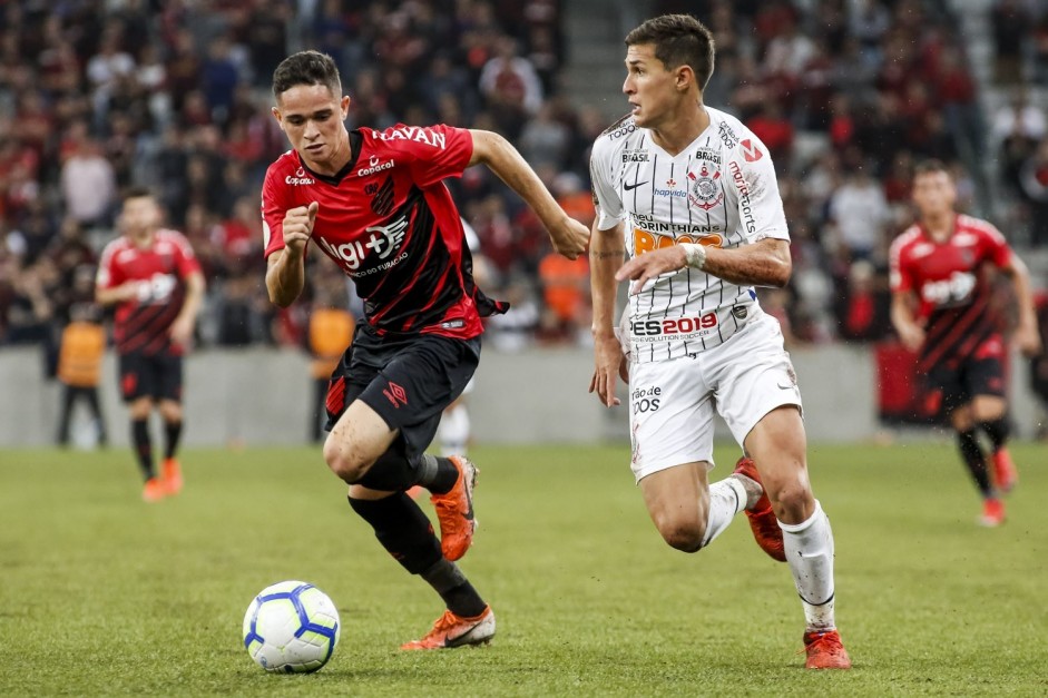 Garoto Mateus Vital em ação diante o Athletico Paranaense, pelo Campeonato Brasileiro