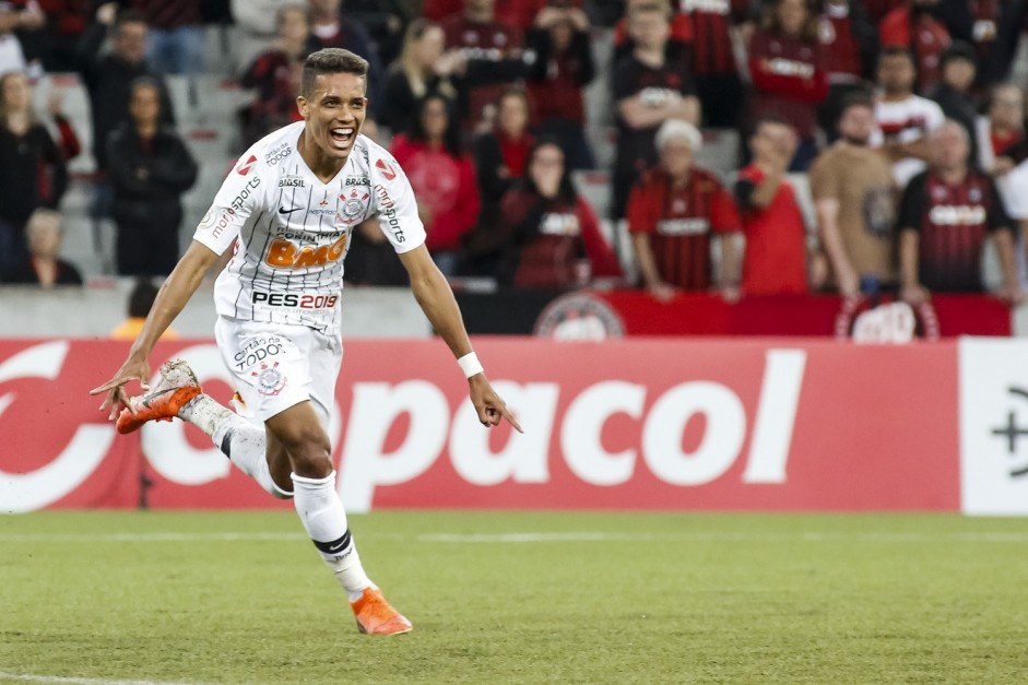Jovem Pedrinho marcou o segundo gol do Corinthians contra o Athletico Paranaense