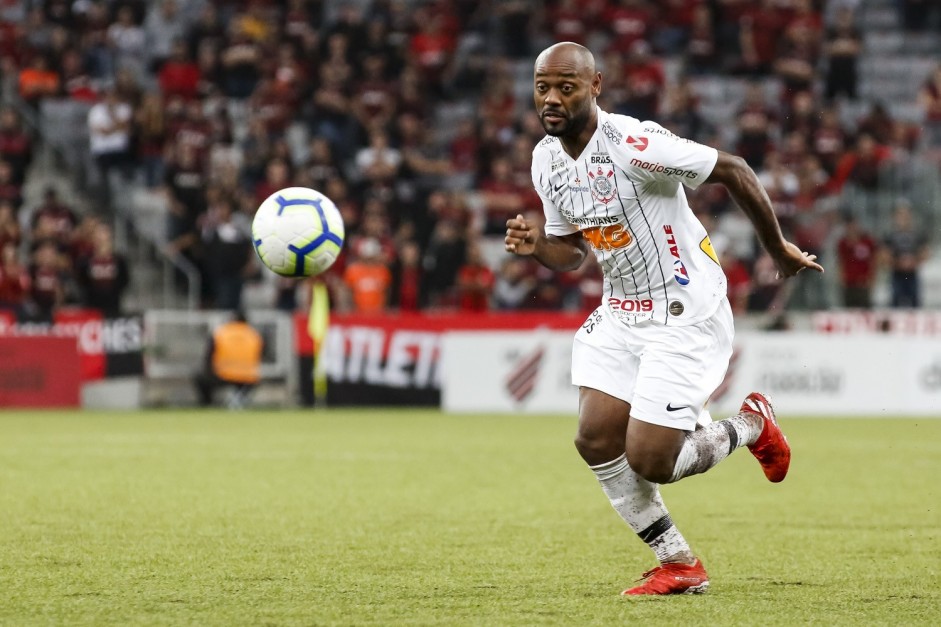 Vagner Love em ação diante o Athletico Paranaense, pelo Campeonato Brasileiro