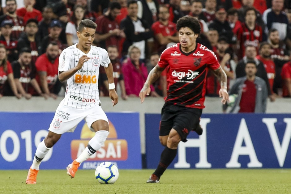 Pedrinho no jogo contra o Athletico Paranaense