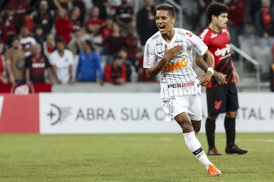 Pedrinho comemora seu gol contra o Athletico Paranaense, pelo Brasileirão