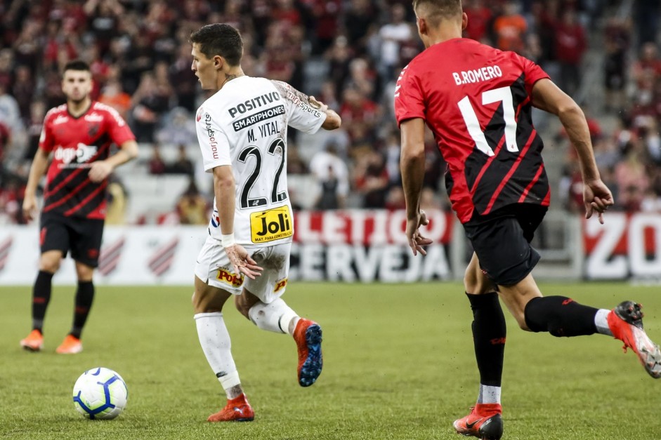 Mateus Vital durante jogo contra o Athletico Paranaense